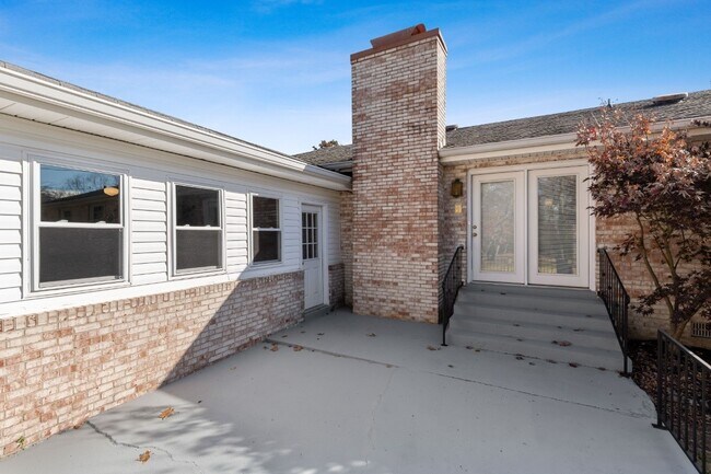 Building Photo - 220 Bartonwood Dr