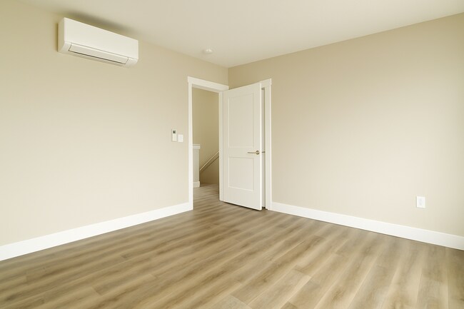 Building Photo - Your Bend Retreat: Spacious Townhouse with...