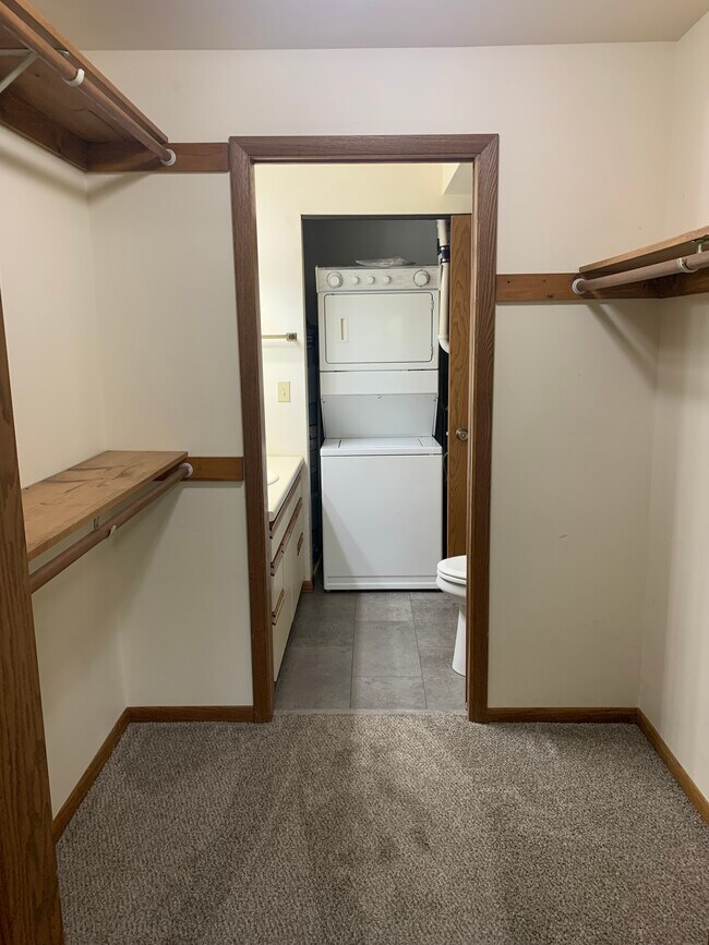 Walk In Closet to Bath - 307 River St