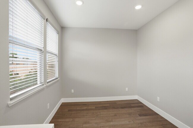 Building Photo - 621 Cinnamon Cir