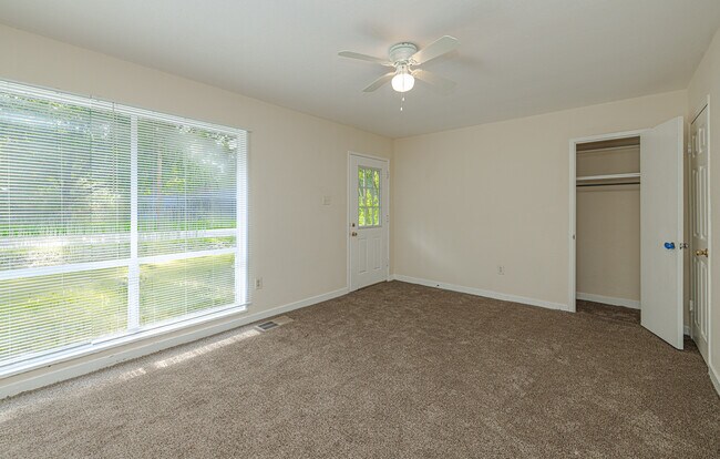 Building Photo - Oak Forest