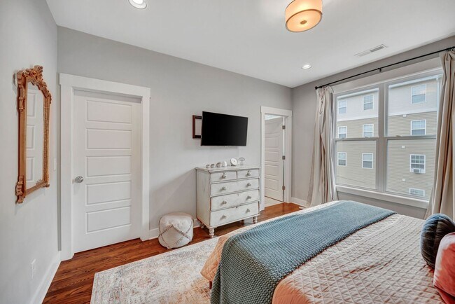 Building Photo - 3 Bed/ 3.5 Bath Townhome in Wedgewood with 2 Car Garage, Furnished or Unfurnished