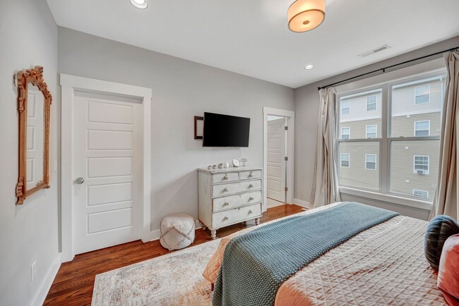 Building Photo - 3 Bed/ 3.5 Bath Townhome in Wedgewood with...