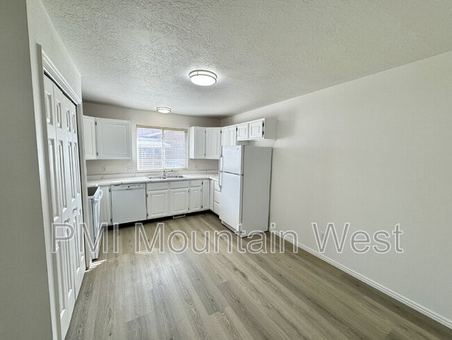 Building Photo - 49 S 200 W