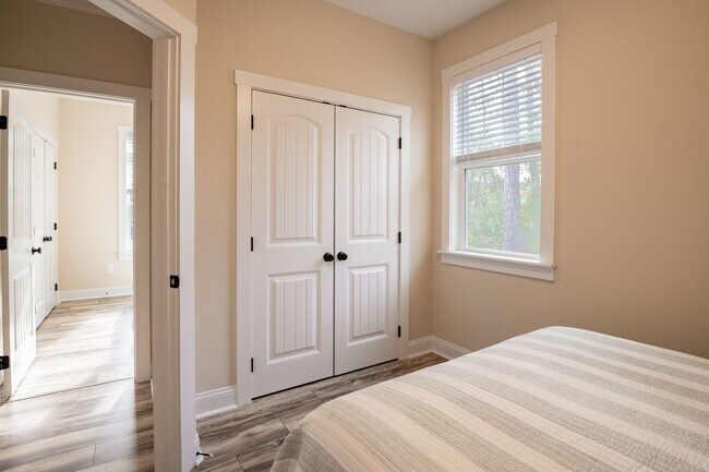 Building Photo - FURNISHED OFF-SEASON MONTHLY RENTAL-STARTING DECEMBER