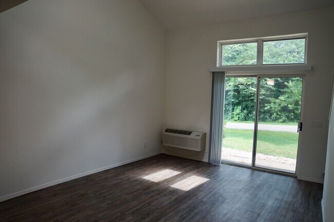 Building Photo - Great Arboretum location - lofted units - ...