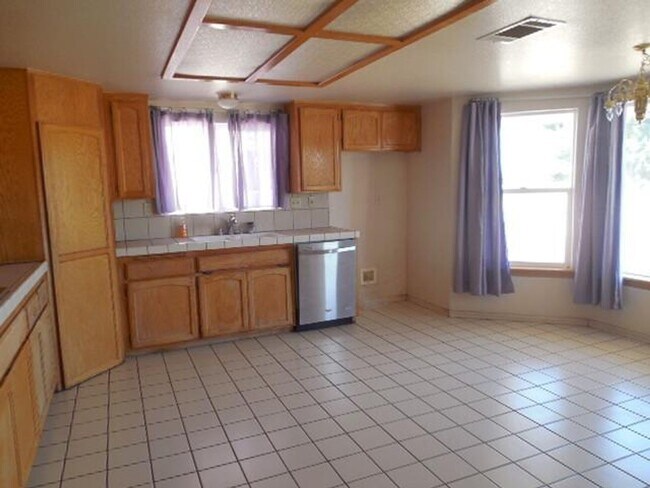 Building Photo - 27401 Lakeview Dr