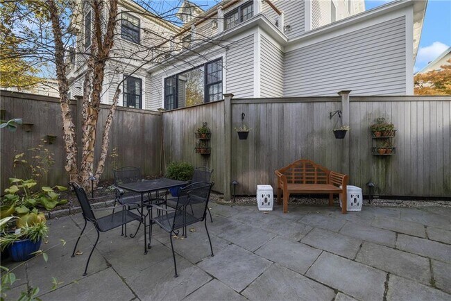 Building Photo - 30 Bull St