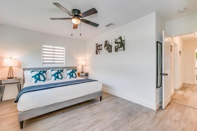 Building Photo - 834 SW 14th Ct