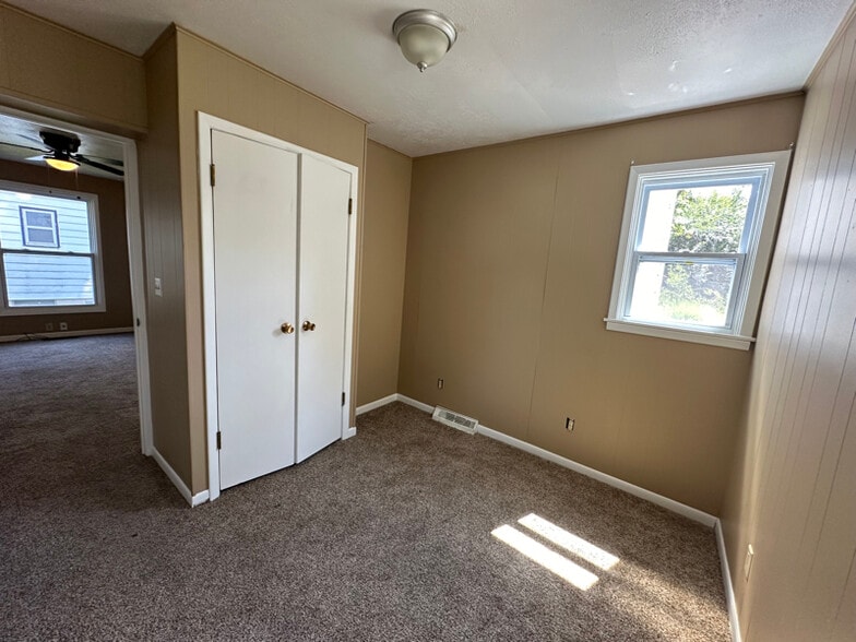 Building Photo - 806 15th Ave S