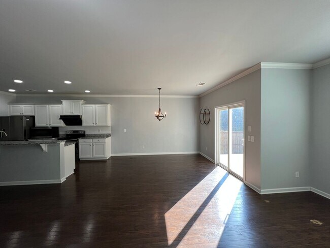 Building Photo - 4 Bedroom 3 Bath - Gorgeous Backyard in Le...