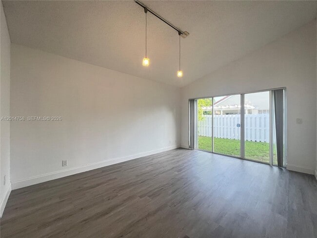 Building Photo - 465 Somerset Way