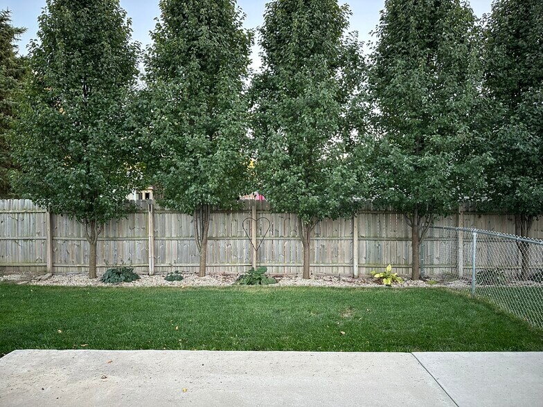 Building Photo - 1621 Southridge Dr