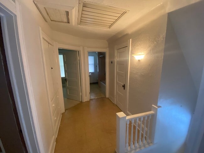 Building Photo - 3 Bed 2 Bath