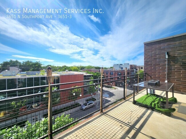 Building Photo - Newer Construction Prime Southport Corrido...