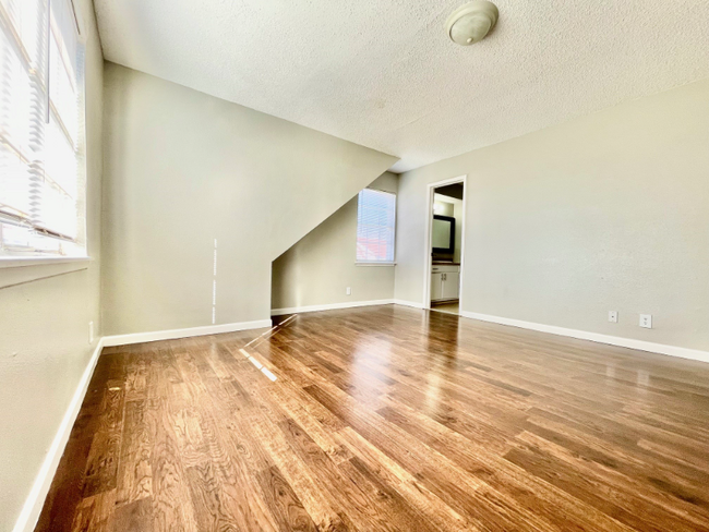 Building Photo - 3822 Englewood Cir