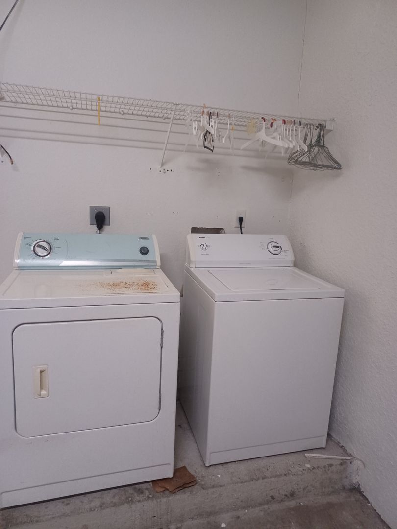 Building Photo - 3/2.5 Townhouse in a Family Friendly Community with Amenities Galore TENANT OCCUPIED UNTIL 4/30