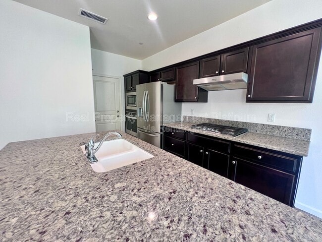 Building Photo - 2560 Daisy Dr