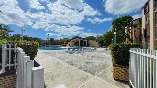 Building Photo - 14211 N Kendall Dr