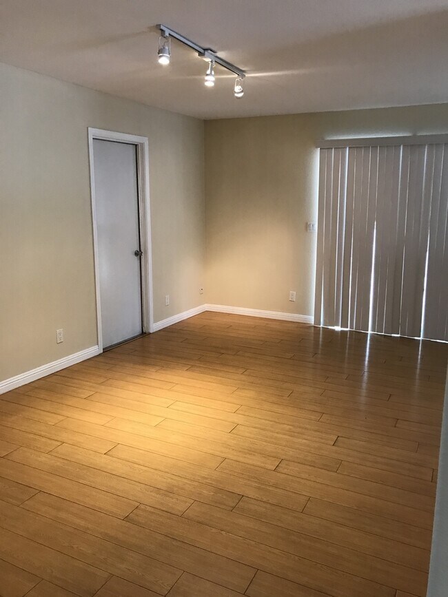 Building Photo - Beautiful 3 Bedroom 2 Bathroom West Hills Home! Great Location! Ready for Move-In!