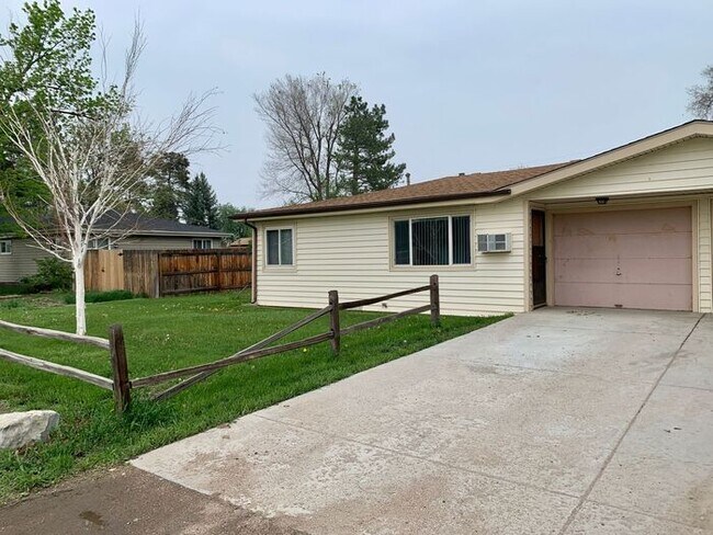 Building Photo - 2 Bedroom, 1 Bath Ranch Style Duplex with ...