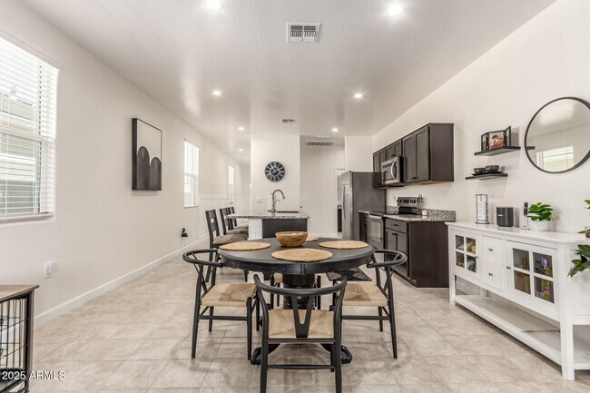 Building Photo - 2131 W Shelly Ave