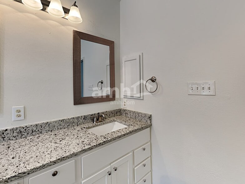 Building Photo - 4521 Mustang Dr