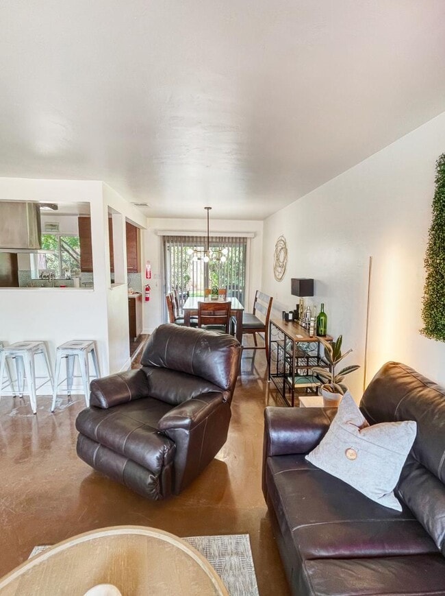 Building Photo - 6558 E 2nd St