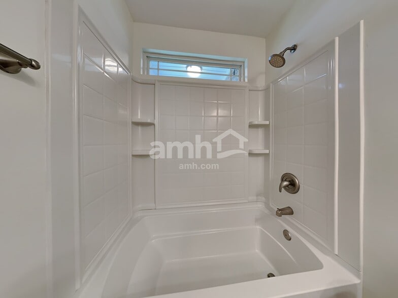 Building Photo - 132 Spring Lakes Dr