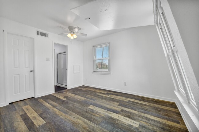 Building Photo - 123 The Strand