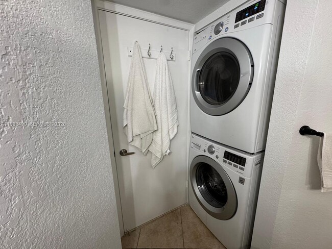 Building Photo - 3600 Mystic Pointe Dr