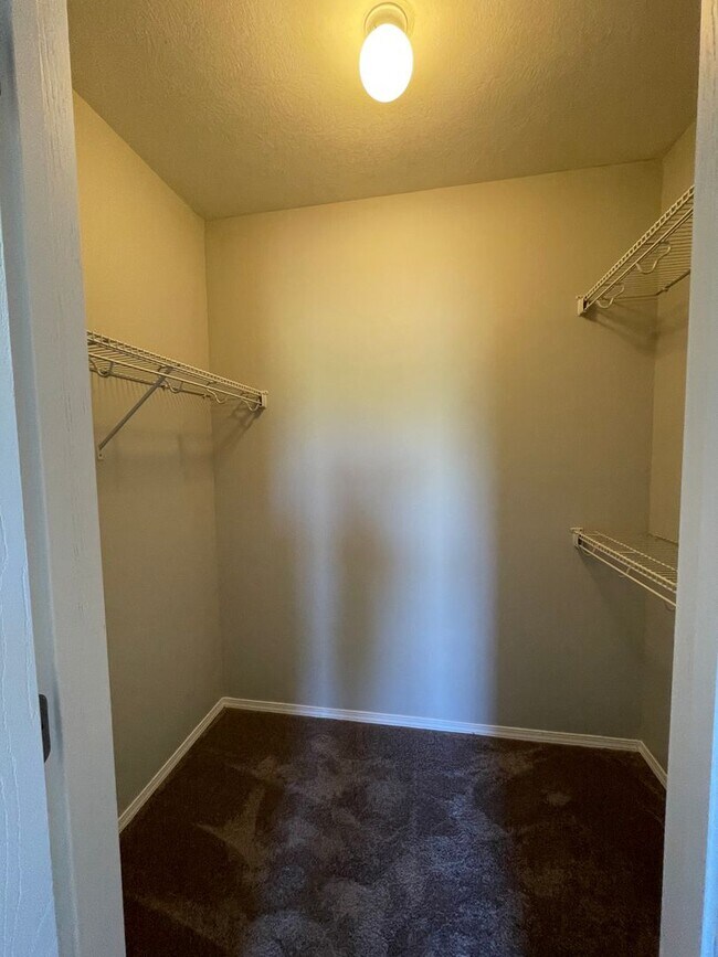 Building Photo - COMING SOON! Duplex in Ozark