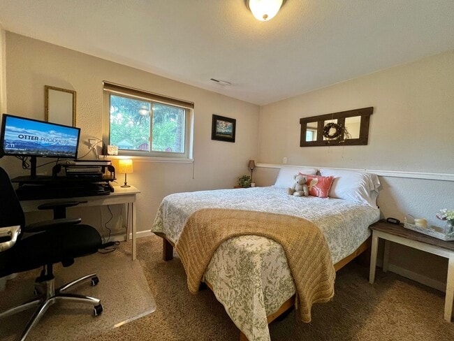 Building Photo - Remodeled 4 Bedroom 2 Bathroom Home in Fort Collins!