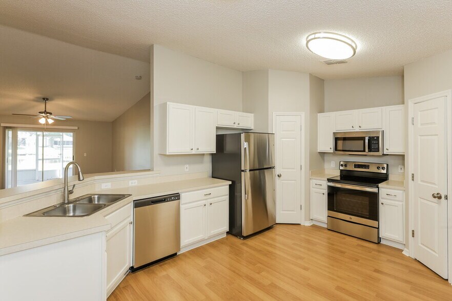 Building Photo - 12932 Kings Lake Dr