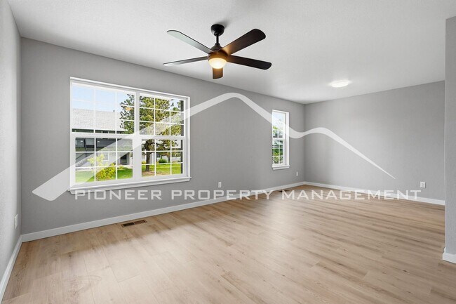 Building Photo - Spacious Condo with Washer/Dryer and Central AC