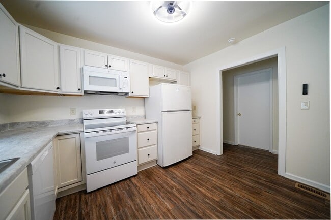 Building Photo - 1/2 MO/OFF SPECIAL - 3 bed/2 bath with yard work included