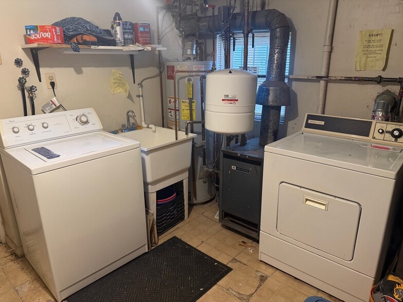 Free laundry facilities - 1336 Kenyon St NW