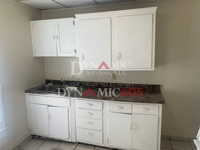 Building Photo - Upper Level 1 Bedroom, 1 Bathroom - Landlo...