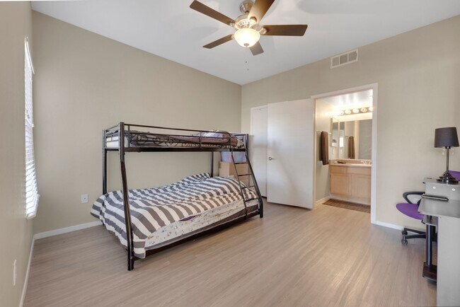 Building Photo - Bright Ground-Floor Condo in Gated Traverse Point with Pool & Spa Amenities