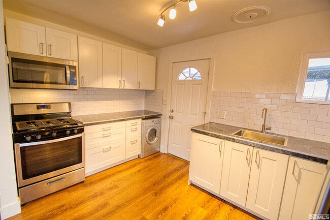 Building Photo - 550 W 10th St