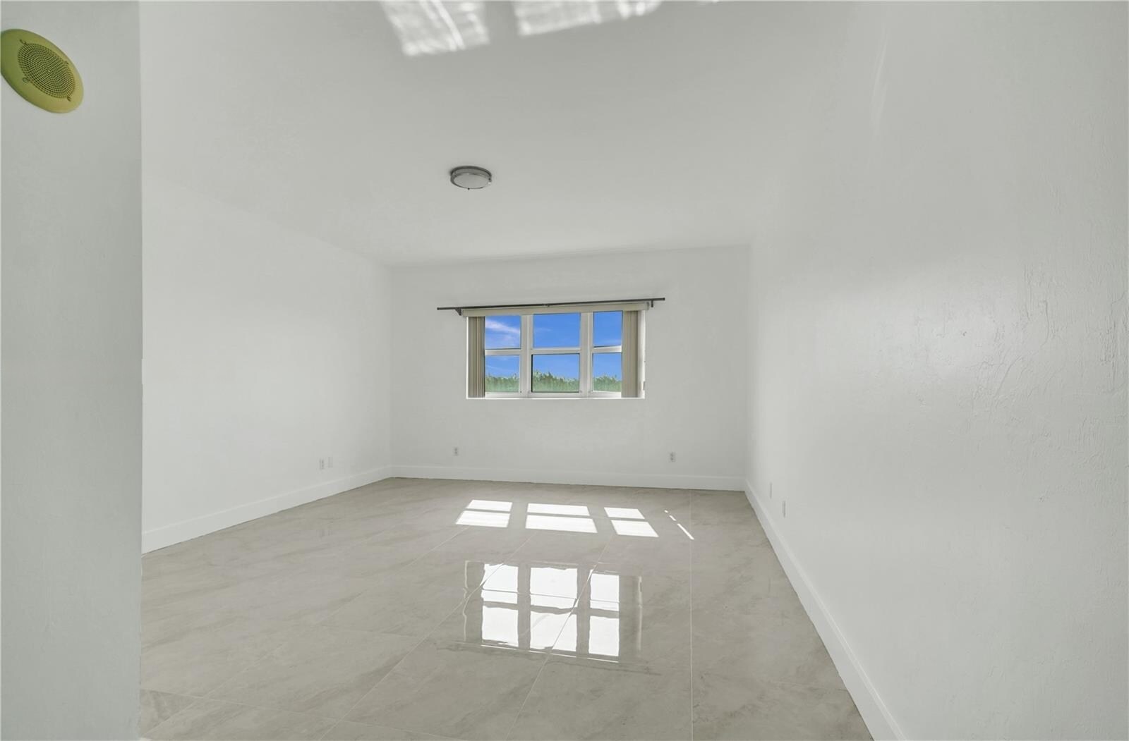 Building Photo - 14951 Royal Oaks Ln