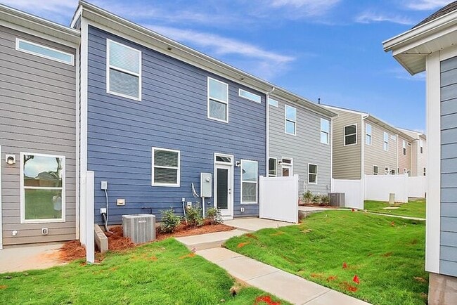 Building Photo - Stunning 3BD/2.5BA Townhome Minutes from Historic Belmont!