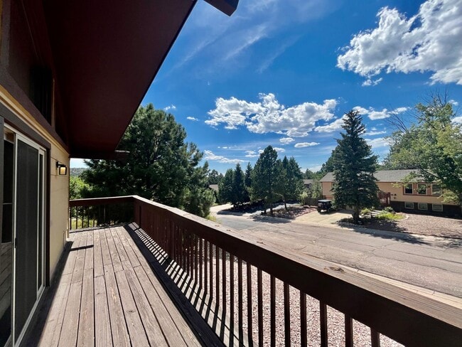 Building Photo - 4 Bedroom Bi Level Home in Rockrimmon
