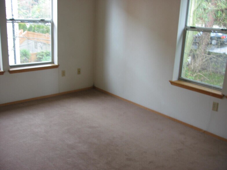 Building Photo - 132 24th Ave E