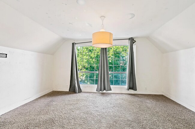 Building Photo - Beautiful 4 Bedroom Home! Pet Friendly