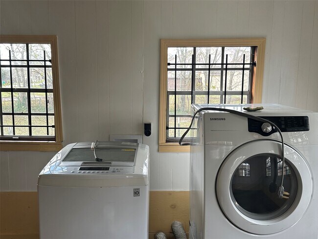 Building Photo - 4621 Davenport St