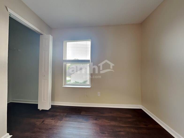 Building Photo - 10201 Stillwell Dr