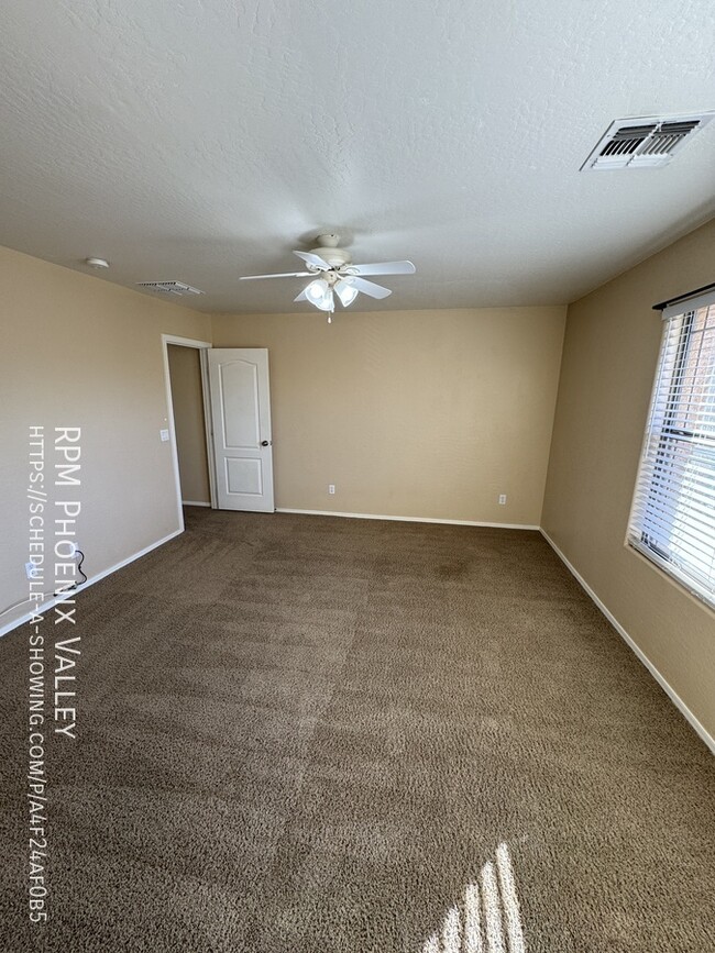 Building Photo - Cozy 4 bed / 2.5 bath with new carpet in p...