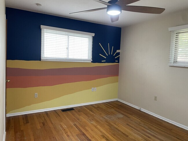 Building Photo - 1055 E 15th N St