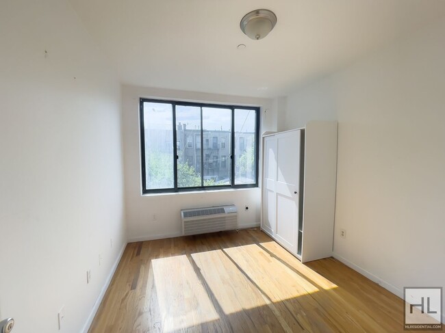 Building Photo - Spacious Sunlit 2-Bed 1-Bath / Great Bushw...